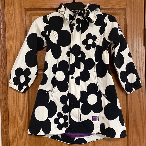 Girls flower black/ white raincoat. European Size 5 / 110 cm. NWOT